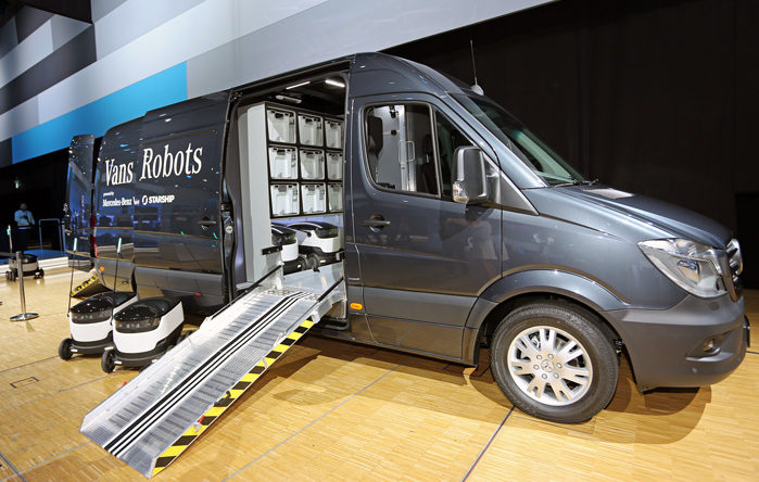 Varebilen med robotter og pakker står et centralt sted, hvorfra de små automatiske bude findr ud til kunden, som kan befinde sig op til tre km væk